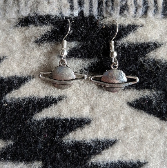 ✨2 for 10✨ Saturn Outer Space Charm Earrings - Picture 2 of 6